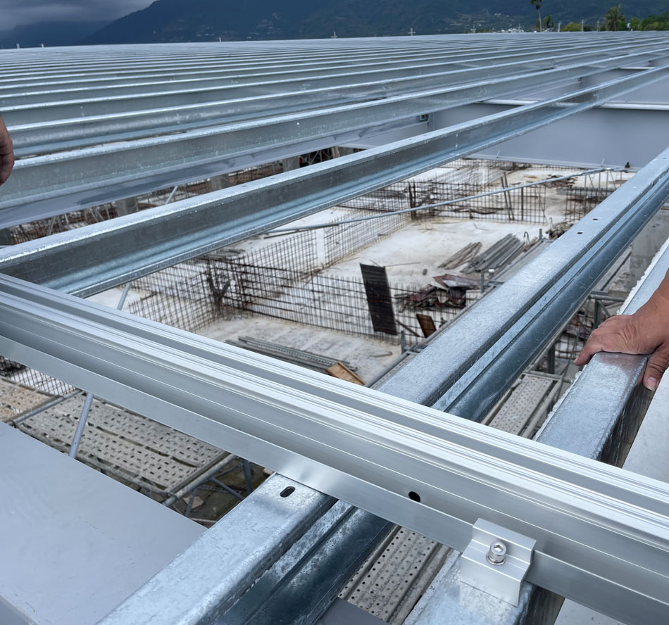 Indoor Fish Farming na may PV Solar Mounting Structure na Ginawa ng Xiamen Huge Energy ay nasa ilalim ng Konstruksyon sa Taidong City!